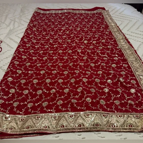 Beautiful Red Saree/Sari with Gold Border - Picture 4 of 7